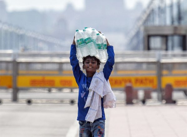India News | Delhi Continues to Reel Under Intense Heat as Parts of City Records over 43 Degree Celsius