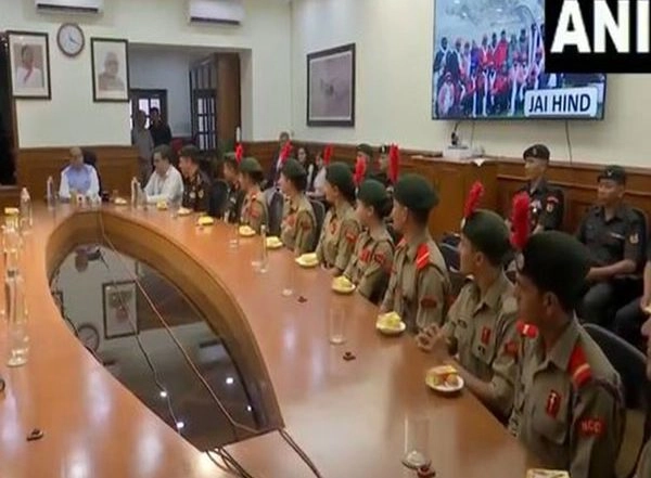 India News | Defence Minister Rajnath Singh Interacts with NCC Mount Everest Expedition Team After Their Successful Summit