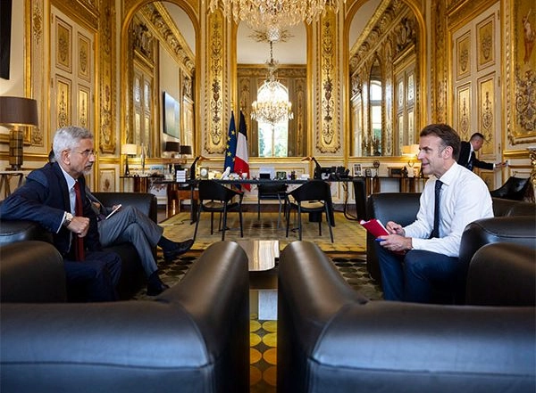 World News | EAM Jaishankar Meets French President Macron, Highlights Strategic Ties and Cooperation