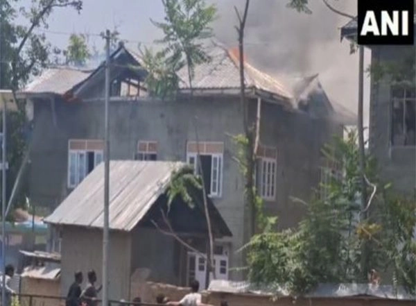 India News | J-K: Fire Breaks out in Pulwama's Gusu Village