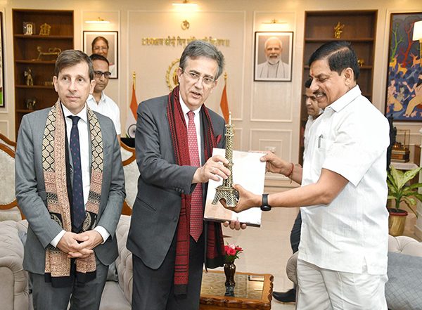India News | MP CM Mohan Yadav Meets French Ambassador to India Thierry Mathou, Signs MoU with French Embassy, Alliance Francaise