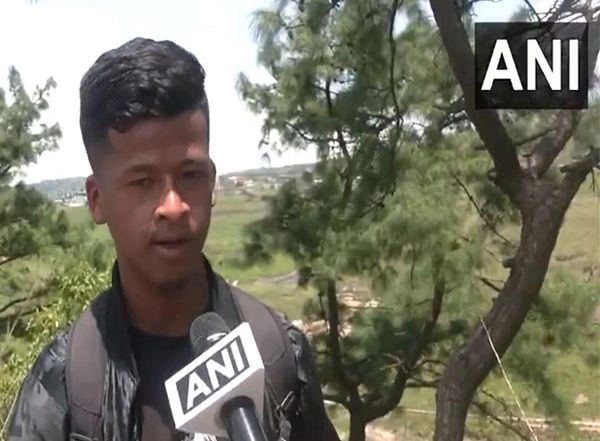 India News | Raja Raghuvanshi Murder: 'Saw the Couple Climbing Up with Three Men', Says Guide Albert Pde