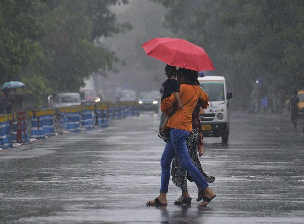 India News | IMD Issues Red Alert for Heavy to Extremely Heavy Rainfall in 5 Districts of Kerala