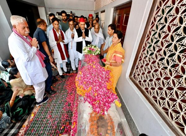 India News | Akhilesh Yadav Pays Tribute to Samajwadi Party's Founding Member Chhote Singh Yadav