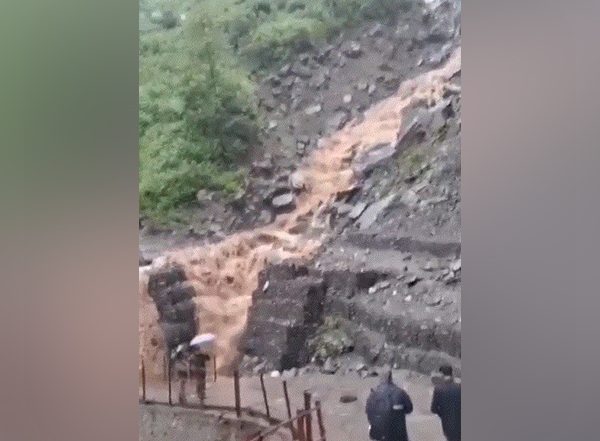 India News | One Dead, Two Injured as Landslide Hits Kedarnath Route; Pilgrimage Suspended from Sonprayag