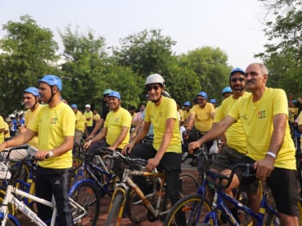 Sports News | PEFI National Secy, Ex-Asian Champion Lead Nationwide 'Fit India Sundays on Cycle' in Delhi; More Than 15,000 Cyclists Pedal for Health on Father's Day