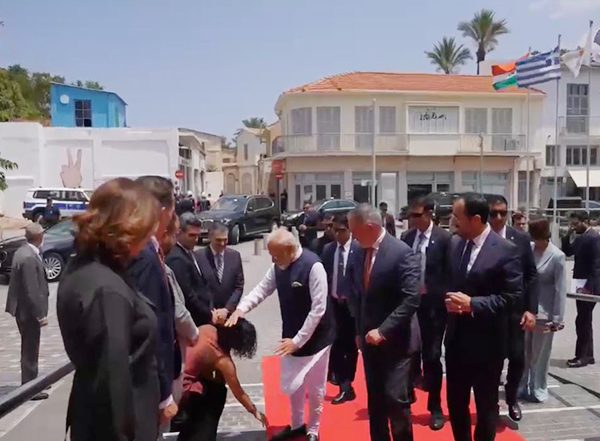 World News | Council Member Greets PM Modi in Customary Indian Way in Cyprus