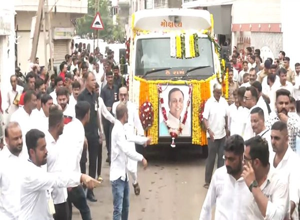 India News | Former Gujarat CM Vijay Rupani Accorded Guard of Honour; Mortal Remains Handed over to Family with State Honours