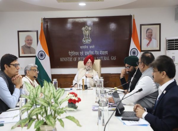 Business News | Minister Hardeep Puri Reviews LPG Portability Policy in Meeting with Energy PSUs, Officials
