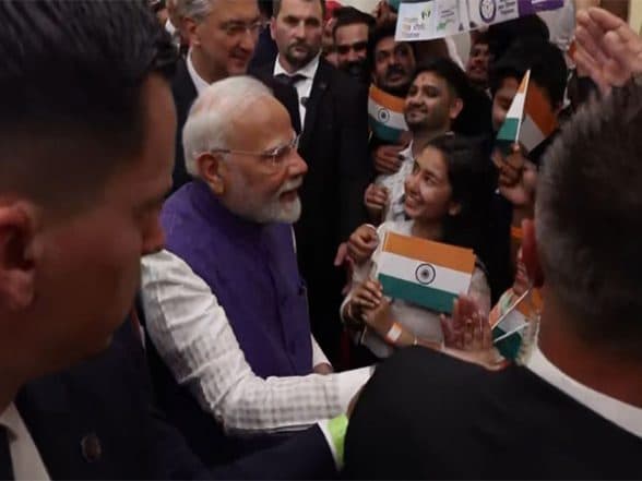 World News | PM Modi Interacts with Members of Indian Diaspora as He Arrives in Croatia