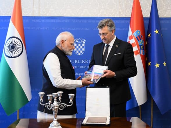 World News | PM Modi Receives Special Gift in Zagreb: Vezdin's Sanskrit Grammar, Written in Latin in 1790