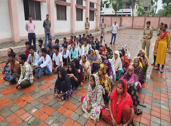 India News |  Gujarat Police Apprehend 200 Illegal Bangladeshis, Deportation Process Underway