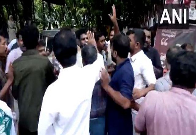 India News | Nilambur Assembly By-election: UDF and LDF Workers Enter into Scuffle in Kurumbalangod of Malappuram District