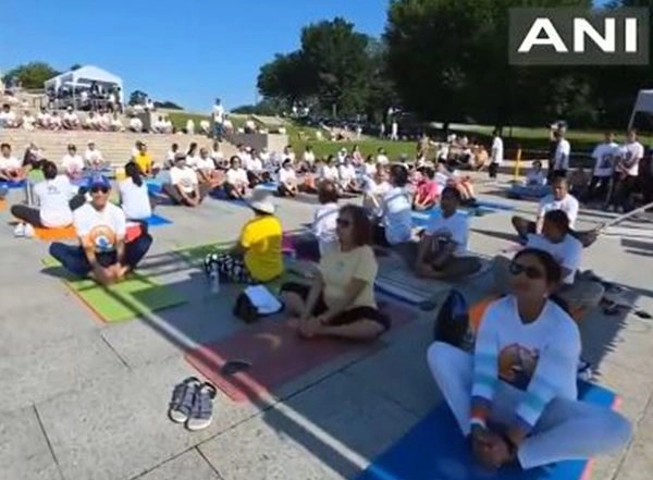 World News | US: Indian Embassy Hosts Yoga Session at Lincoln Memorial; Envoy Calls It a Celebration of India's Civilisational Heritage