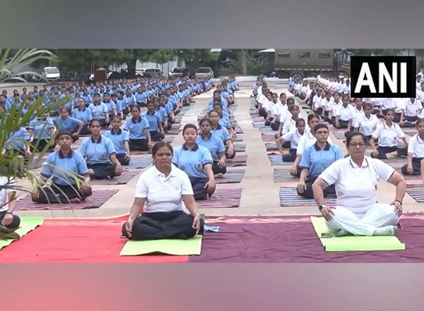 India News | 1000 NCC Cadets Perform Yoga in Ahmedabad Ahead of International Yoga Day