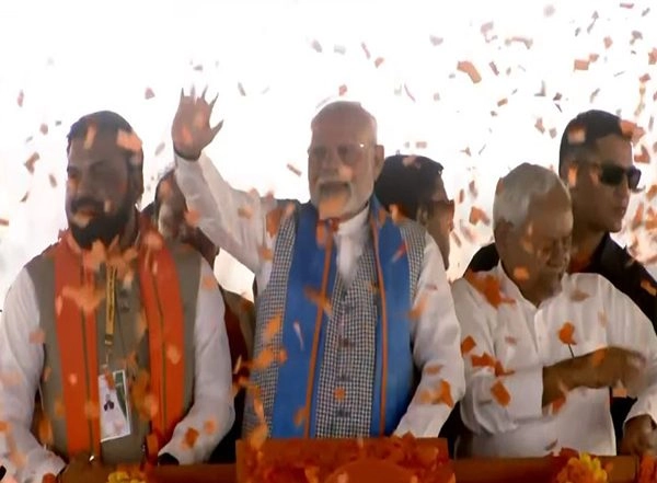 India News | PM Modi Holds Roadshow in Bihar's Siwan