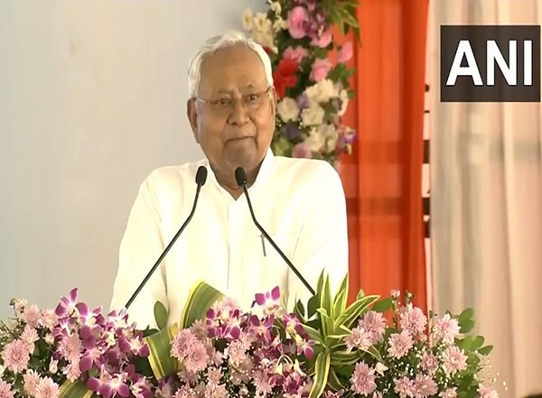 India News | Have You Ever Seen Such a Big Gathering Before: Bihar CM Nitish Kumar Lauds PM Narendra Modi in Siwan