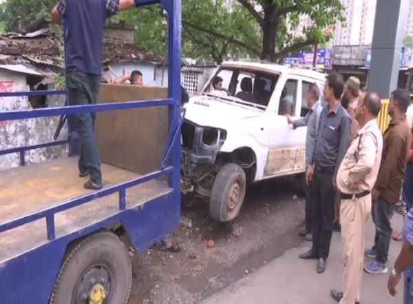 India News | Bhopal District Admin's Anti-encroachment Squad Begins Removing Scrap Vehicles from City