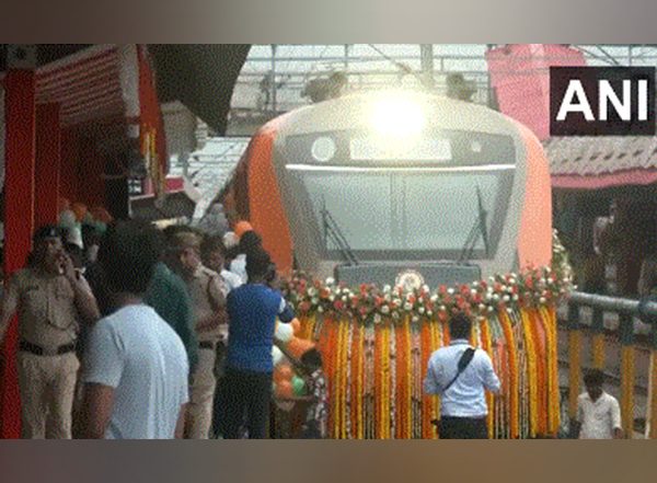 India News | Gorakhpur to Patliputra in Just 7 Hours as PM Modi Flags off New Vande Bharat Train