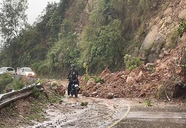 India News | Himachal: Landslide Obstructs Dharamshala-Kangra NH, Traffic Movement Disrupted