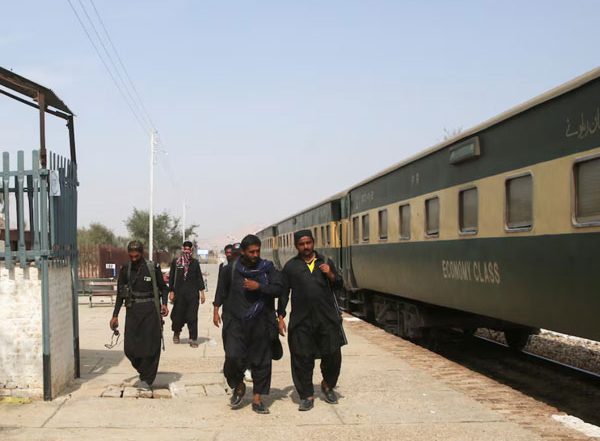 World News | Pakistan: Attempt to Steal Railway Pole Ladder Injures 17