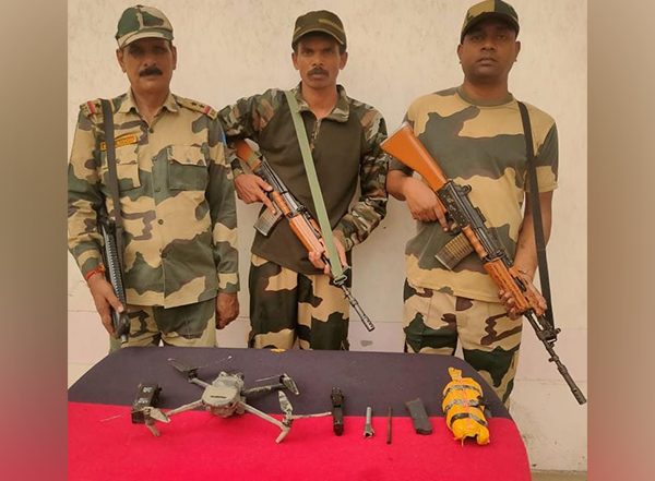 India News | Punjab: BSF Recovers Drone with Packet Containing Pistol Parts in Amritsar Village