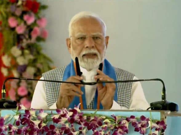 India News | PM Modi Inaugurates, Lays Foundation Stone of Development Works Worth over Rs 5,200 Crore in Bihar's Siwan
