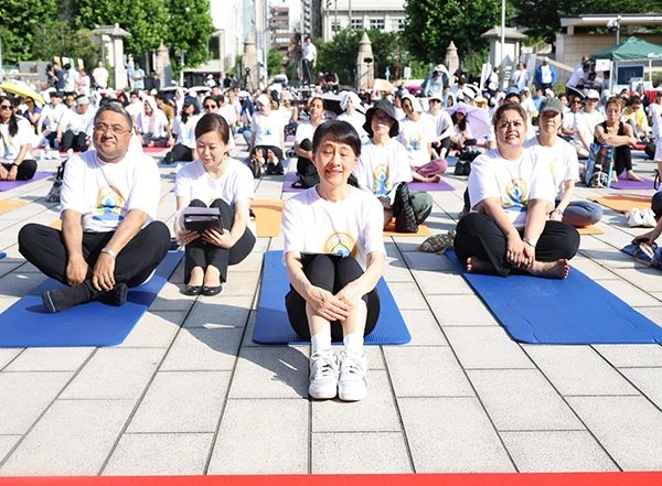 Yoshiko Ishiba Celebrates International Yoga Day 2025: Japan PM Shigeru Ishiba’s Wife Performs Yoga, Inaugurates Event at Indian Embassy (See Pics)