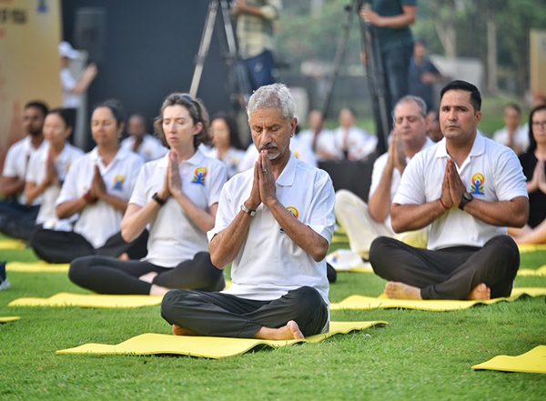 World News | International Yoga Day 2025: Jaishankar and Diplomatic Corps Perform Yoga in Delhi