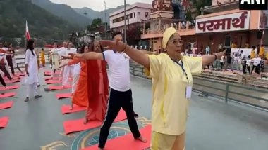 India News | International Yoga Day: Swami Chidanand Saraswati and Others Perform Yoga at Ganga Ghat in Rishikesh