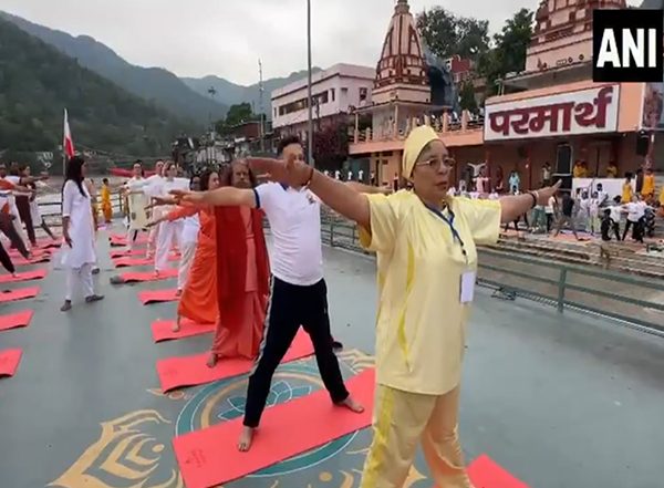 India News | International Yoga Day: Swami Chidanand Saraswati and Others Perform Yoga at Ganga Ghat in Rishikesh