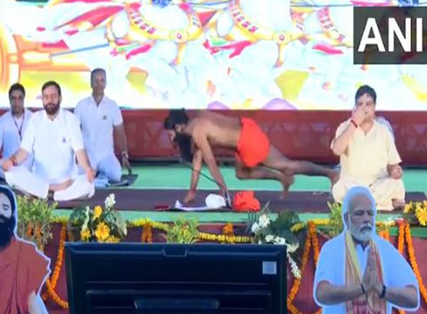 India News | Haryana CM Nayab Singh Saini, Governor Bandaru Dattatreya Perform Yoga Under Guidance of Yoga Guru Swami Ramdev in Kurukshetra