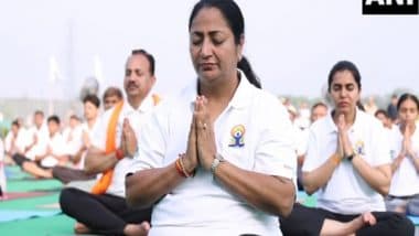 India News | Delhi CM Performs Yoga with Students and Boat Club Members on Boats in Yamuna, Hits out at AAP for Ignoring River Cleaning