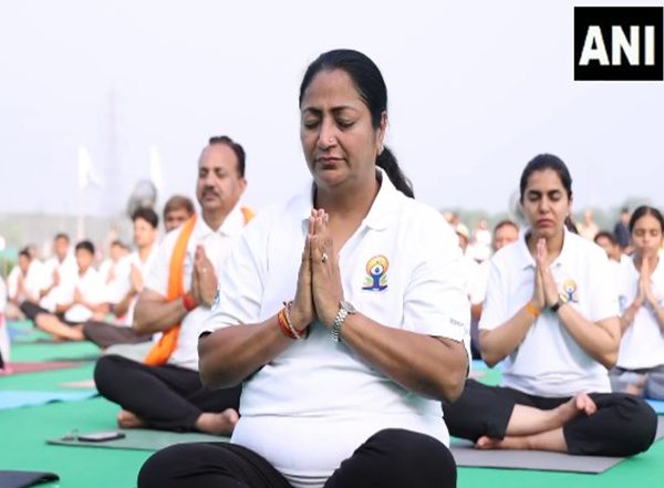 India News | Delhi CM Performs Yoga with Students and Boat Club Members on Boats in Yamuna, Hits out at AAP for Ignoring River Cleaning