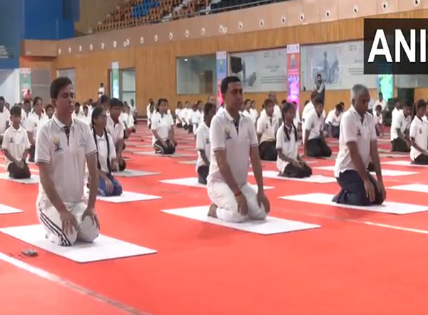 India News | Goa CM Pramod Sawant Performs Yoga in Dona Paula on International Yoga Day