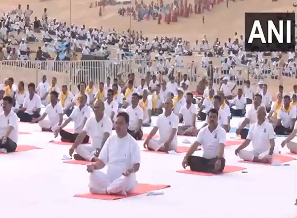 India News | Rajasthan CM Bhajanlal Sharma Performs Yoga in Jaisalmer on International Yoga Day