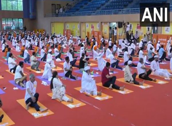 India News | Maharashtra: Lakhs of Warkaris Perform Yoga with CM Fadnavis on 11th International Day of Yoga in Pune