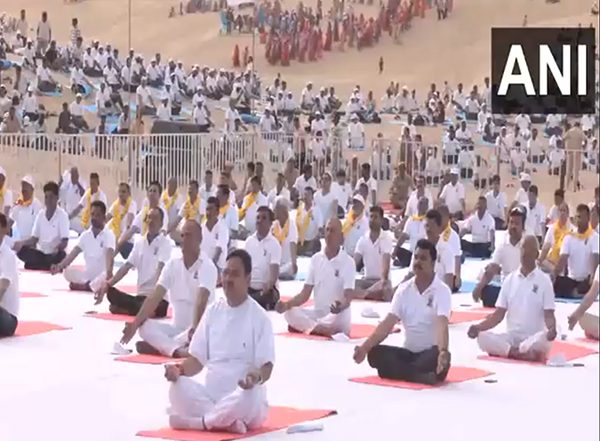 India News | Sand, Sun, and Serenity: Rajasthan CM Bhajanlal Sharma Performs Yoga in Jaisalmer's Dunes on 11th IYD