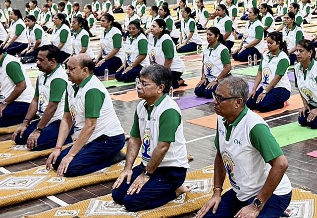 India News | Deendayal Port Authority Chairman Sushil Kumar Singh Leads Yoga Session Held in Kutch