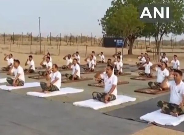 India News | International Yoga Day: 1500 BSF Personnel Performs Yoga in Rajasthan's Jaisalmer