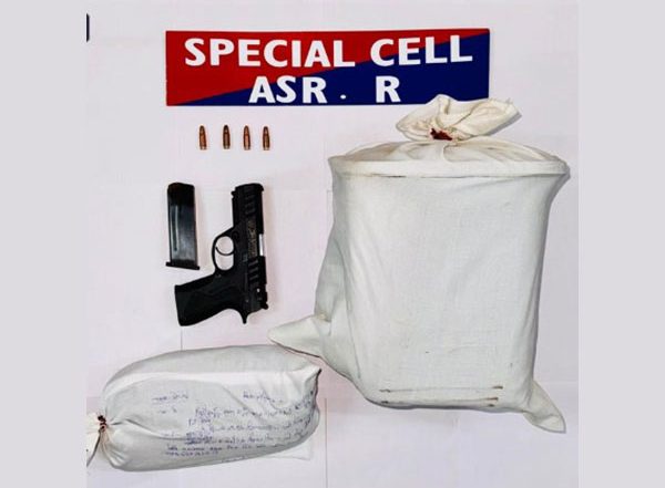 India News | Punjab Police Cracksdown on Cross-border Drug Smuggling Racket; Arrest 2 with 6.15 Kg Heroin, Pistol