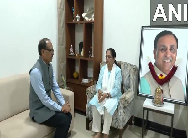 India News | Shivraj Singh Chouhan Meets Vijay Rupani's Family Members, Pays Tributes to Late Leader