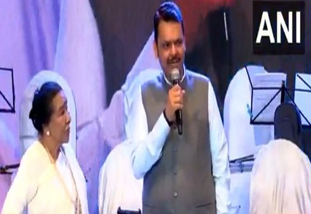 Entertainment News | Maharashtra CM Devendra Fadnavis Sings 'Abhi Na Jao...' Song with Legendary Singer Asha Bhosle