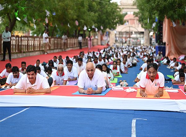 India News | Gujarat Creates Guinness World Record on Yoga Day with 2,121 Practitioners Performing Bhujangasana