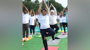 Sports News | Union Minister Khadse Leads Yoga Sangam in Jalgaon Along with 3000-plus Enthusiasts