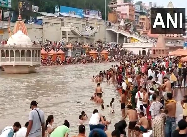India News | Haridwar: Devotees Take Holy Dip at Har Ki Pauri, Offer Prayers to Ganga River on Ekadashi