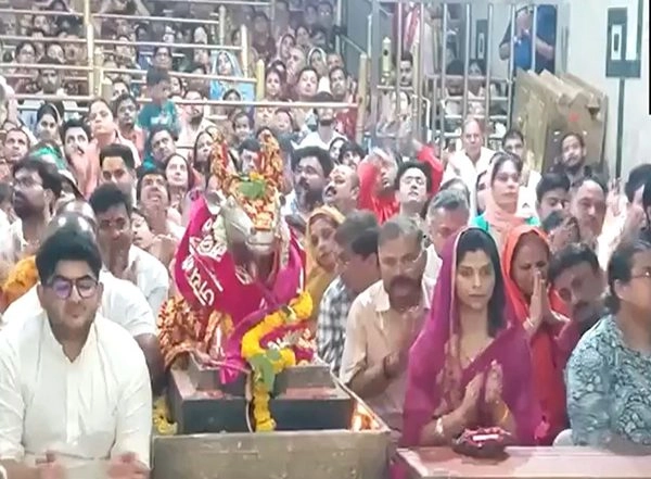 India News | Former UP DGP Prashant Kumar Offers Prayers at Shri Mahakaleshwar Temple in Ujjain