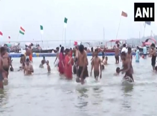 India News | Uttar Pradesh: Devotees Take Holy Dip in Triveni Sangam on Yogini Ekadashi