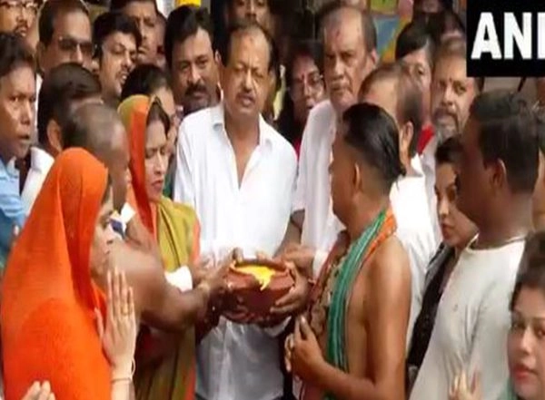 India News | BJD Vice-President Debi Prasad Mishra and Others Offer Prayers at Lingaraj Temple for Naveen Patnaik's Speedy Recovery