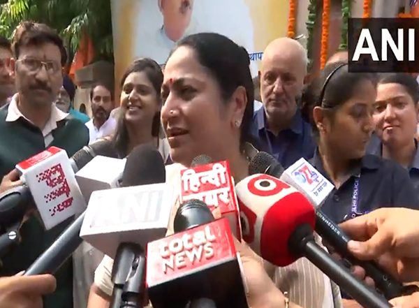 India News | Delhi CM Rekha Gupta Pays Tribute to Syama Prasad Mookerjee on His Death Anniversary